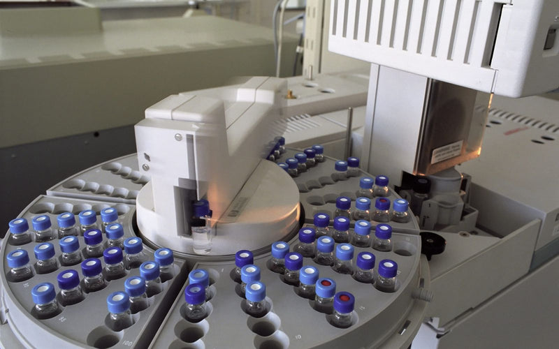 Monsterflacons in een chromatograaf waarmee de stabiliteit van peptiden wordt geanalyseerd.