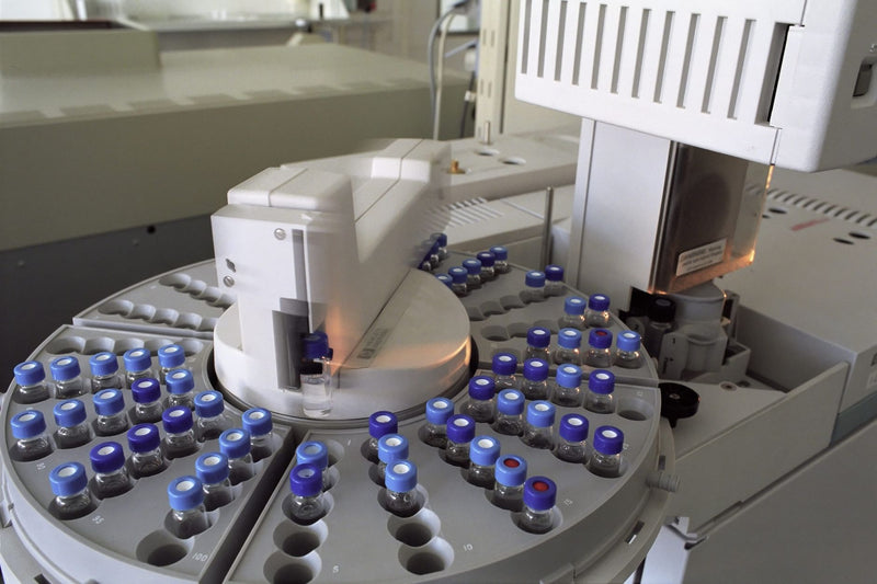 Laboratoriumflesjes in een chromatografie-opstelling