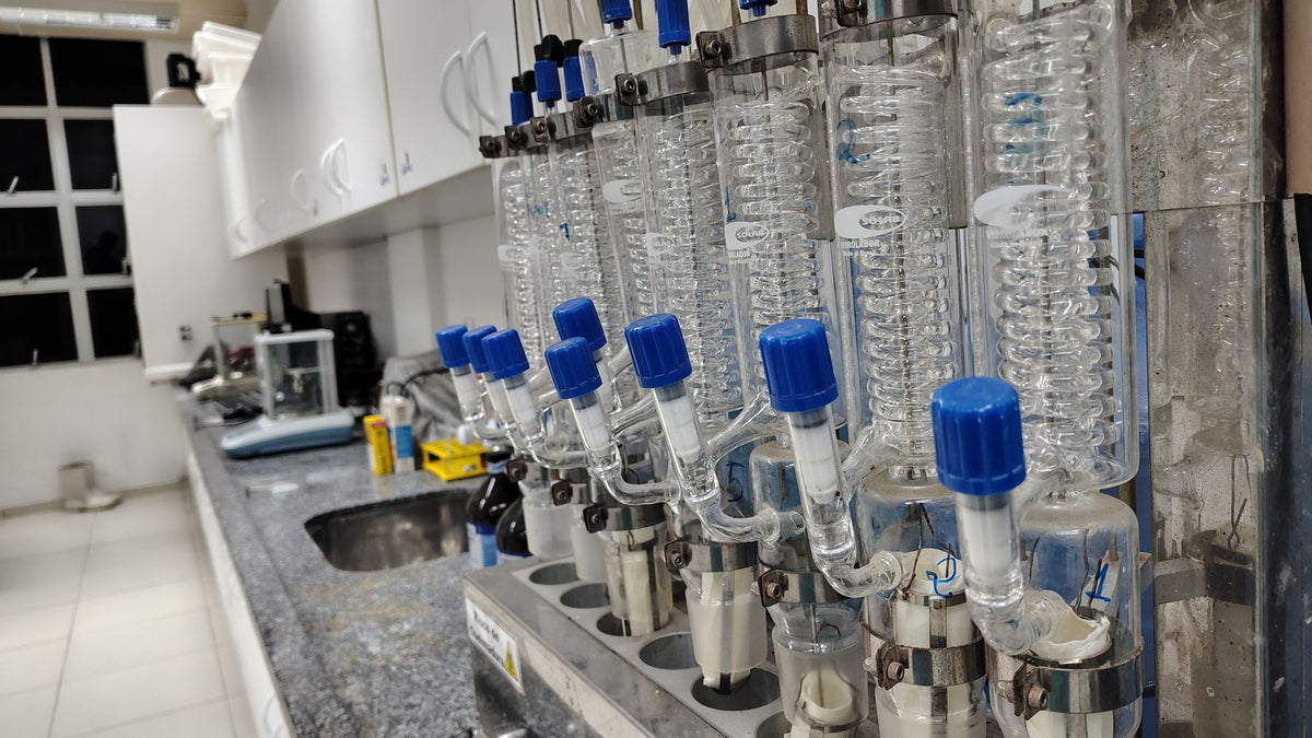 Modern laboratorium met glazen destillatie-apparatuur