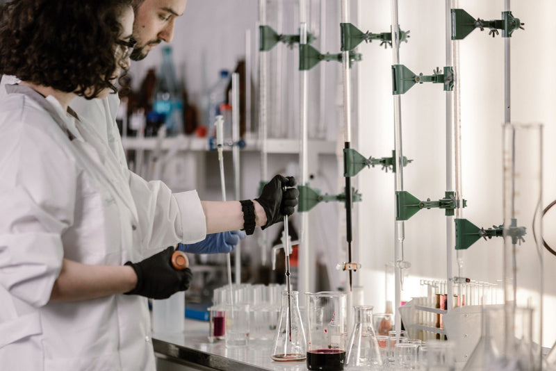 Twee wetenschappers werken in een modern laboratorium met reageerbuisjes