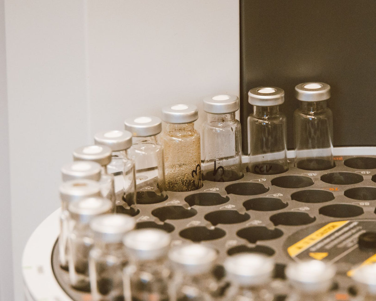 Glazen flacons met poeder in een laboratorium