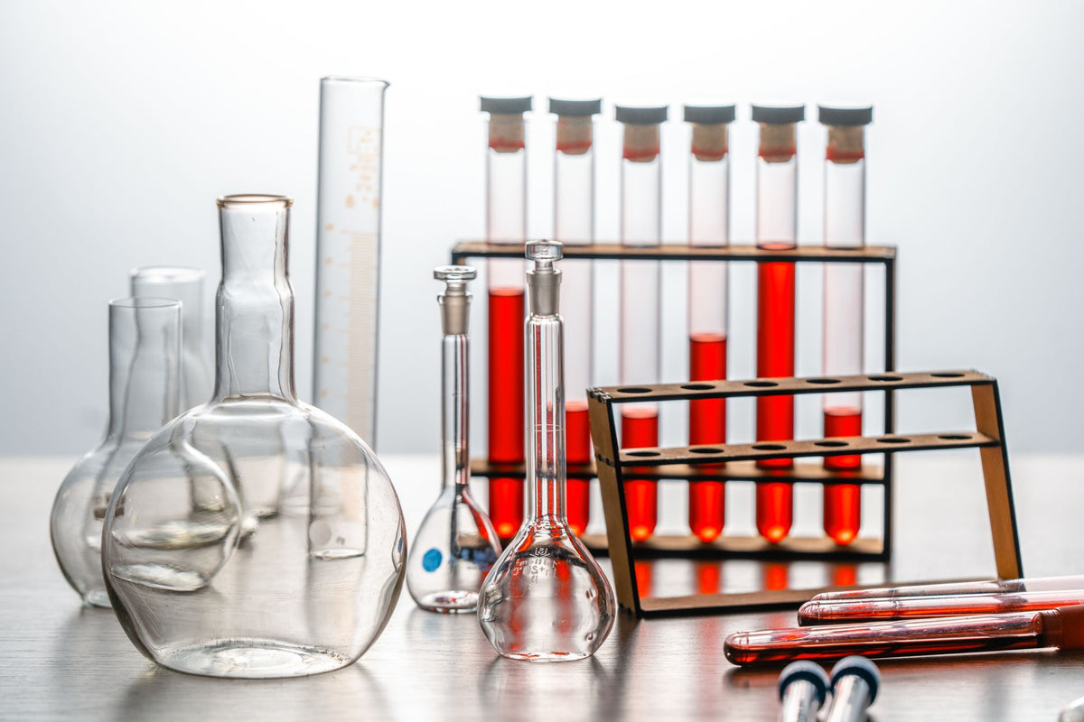 Reageerbuizen in een reageerbuisrek in het lab